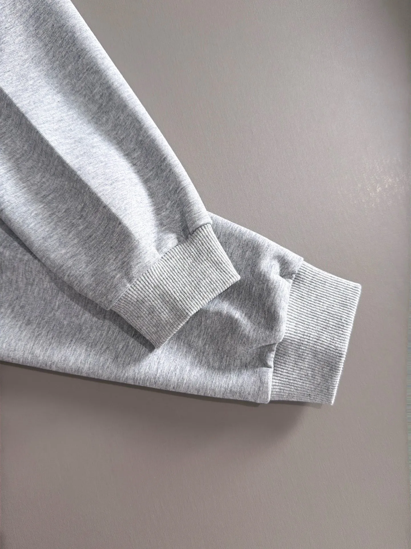 Mengkou 2026 long-sleeved lapel sweatshirt for men and women Same Style. Many stars have the same style, the top Original version. Feel free to compare🆚The fabric is custom-dyed and lightly sprayed and distressed. The fabric, material, and details are consistent with the original version. Special cotton and linen fabrics are selected. The fabric cost is extremely expensive. It is twice as expensive as pure cotton materials. We will do better at all costs. Three standards are complete. The comparison between non-market products and my fabrics is very different. Only the top version is made! Size: M-4XL